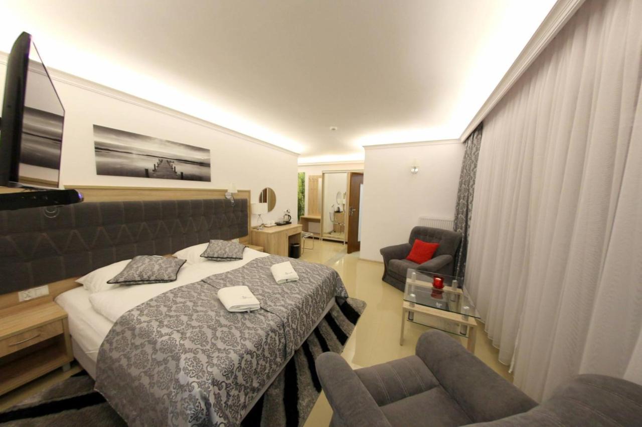 Hotel Wichrowe Wzgorze Chmielno Esterno foto